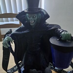 2024 Haunted Mansion Hatbox Sipper